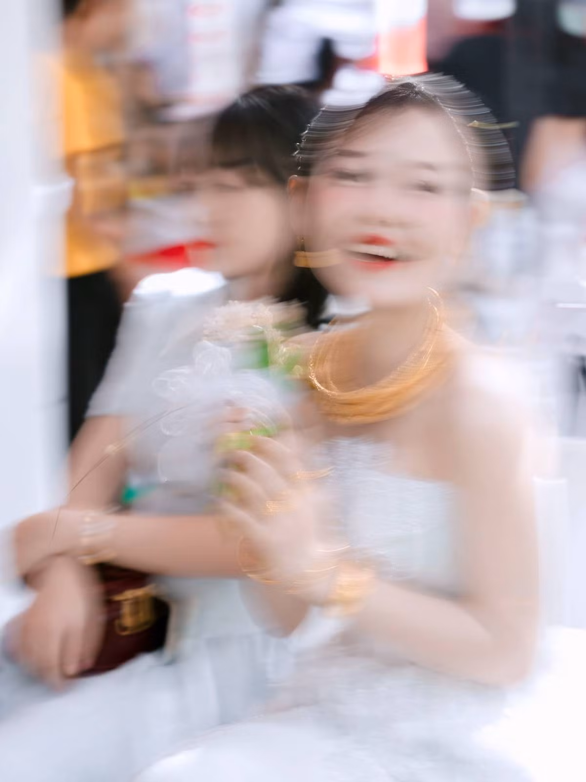 Tuy nhiên cũng có người cho rằng việc thợ ảnh làm ăn như này là khá tắc trách, ngày cưới là ngày trọng đại của mỗi cặp đôi, ai cũng muốn lưu lại những khoảnh khắc ấn tượng, đẹp nhất. Tuy nhiên chụp ảnh như này sau này muốn xem lại kỉ niệm cũng khó.