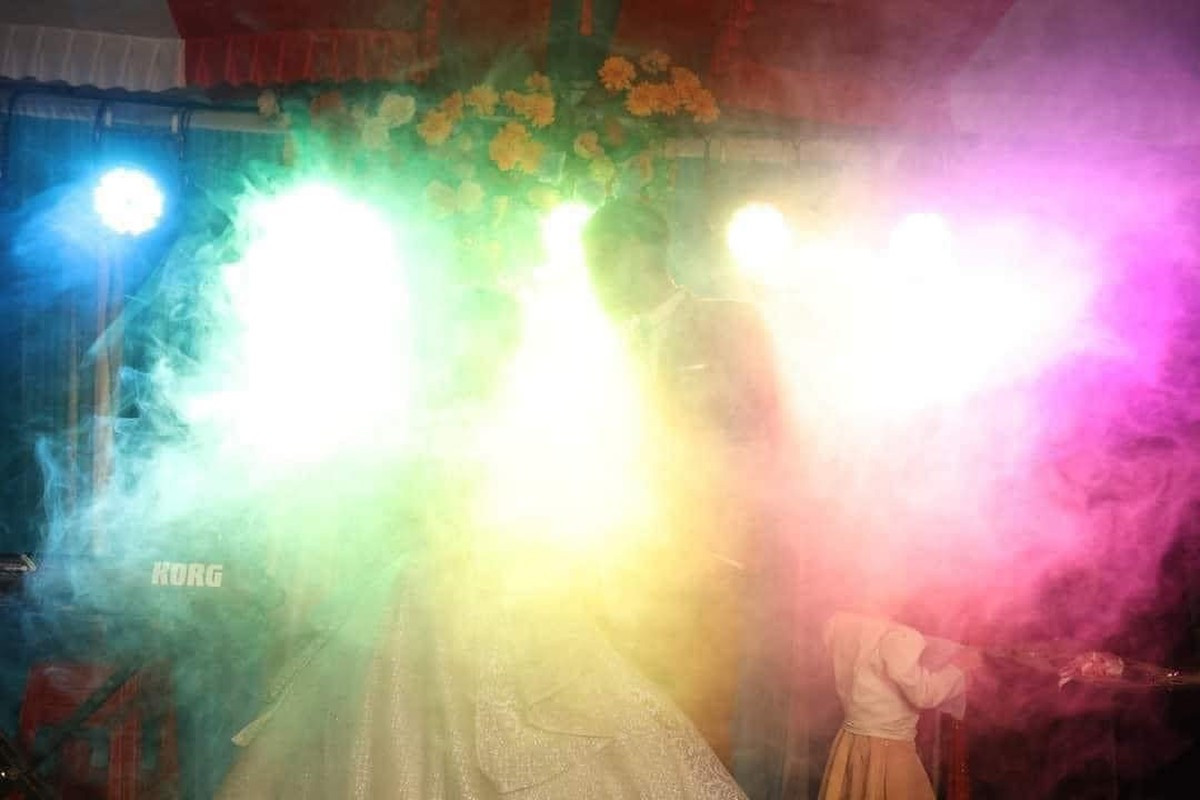 Loạt ảnh của cô dâu nói trên khiến nhiều người nhớ đến một bộ ảnh cưới khác tương tự cũng từng được nhiều người chia sẻ trên mạng xã hội.