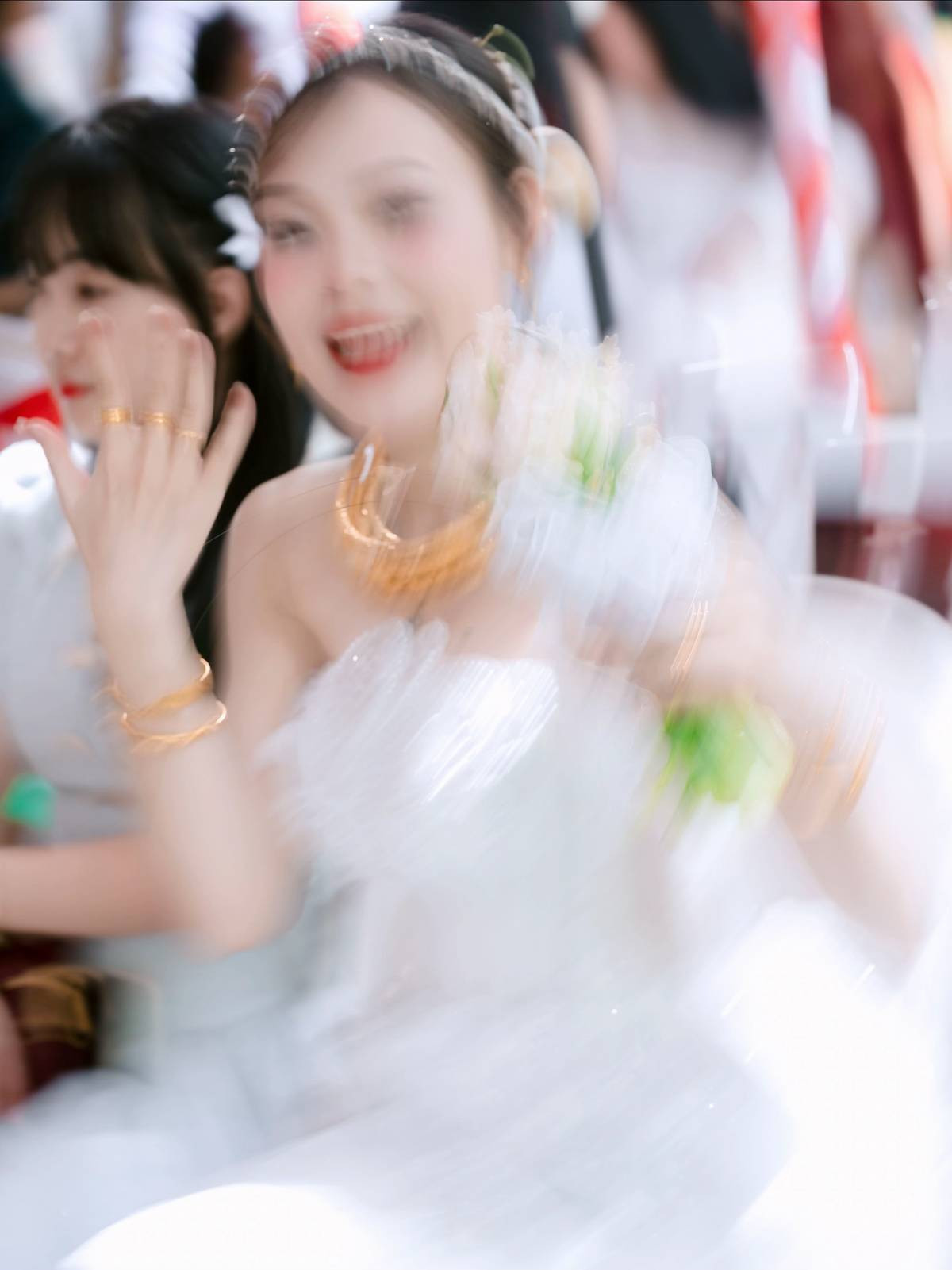 Nhiều người đã bày tỏ phía dưới những bức ảnh: "Nhìn ảnh là biết tiệc cưới này vui cỡ nào rồi", "chắc thợ chụp ảnh cùng phải thân với nhà này lắm nè", "bộ ảnh vô giá luôn".