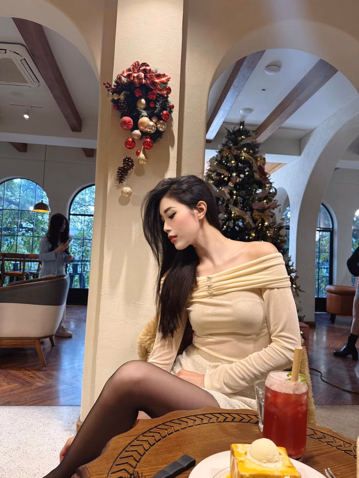 Năm 2022, Đặng Thu Huyền gây bất ngờ khi chinh chiến tại cuộc thi Hoa hậu hoàn vũ Việt Nam 2022.