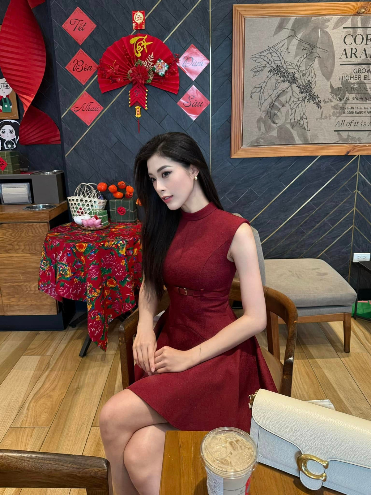 Với gương mặt thanh tú, đôi mắt sáng và vóc dáng chuẩn, Đặng Thu Huyền dễ dàng chinh phục mọi ánh nhìn.