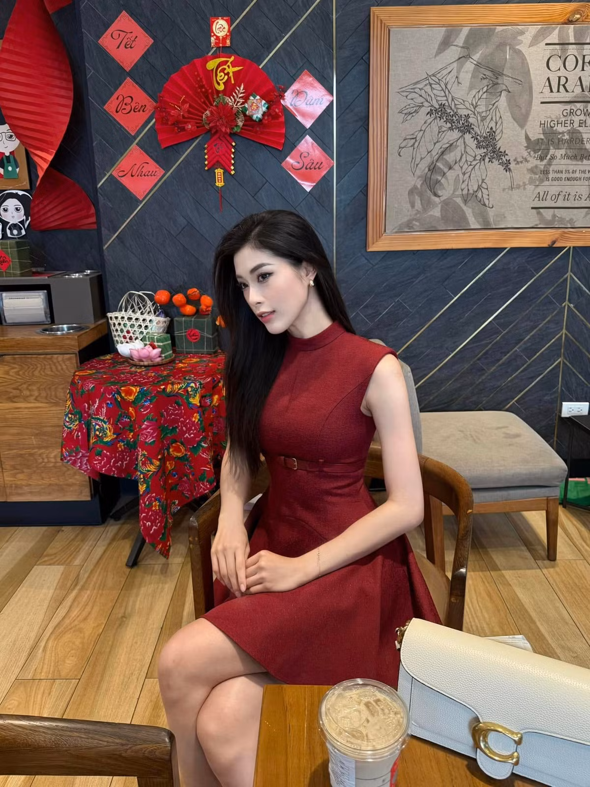 Với gương mặt thanh tú, đôi mắt sáng và vóc dáng chuẩn, Đặng Thu Huyền dễ dàng chinh phục mọi ánh nhìn.