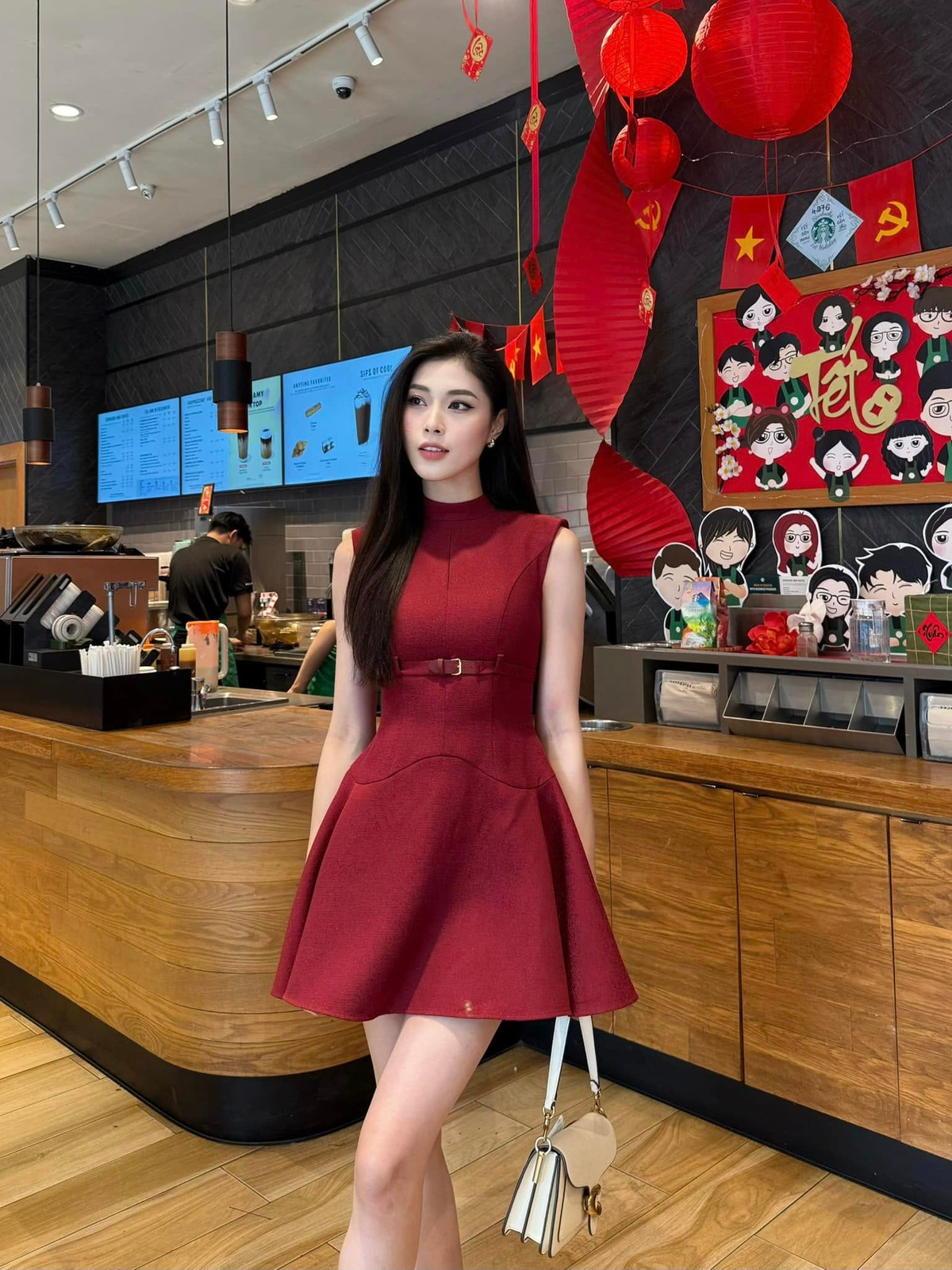 Nhiều người không khỏi xuýt xoa trước nhan sắc nàng hoa khôi bóng chuyền: "Mê cái nhan sắc này quá", "uầy nhìn là thấy Tết về rồi", "xinh quá vậy".