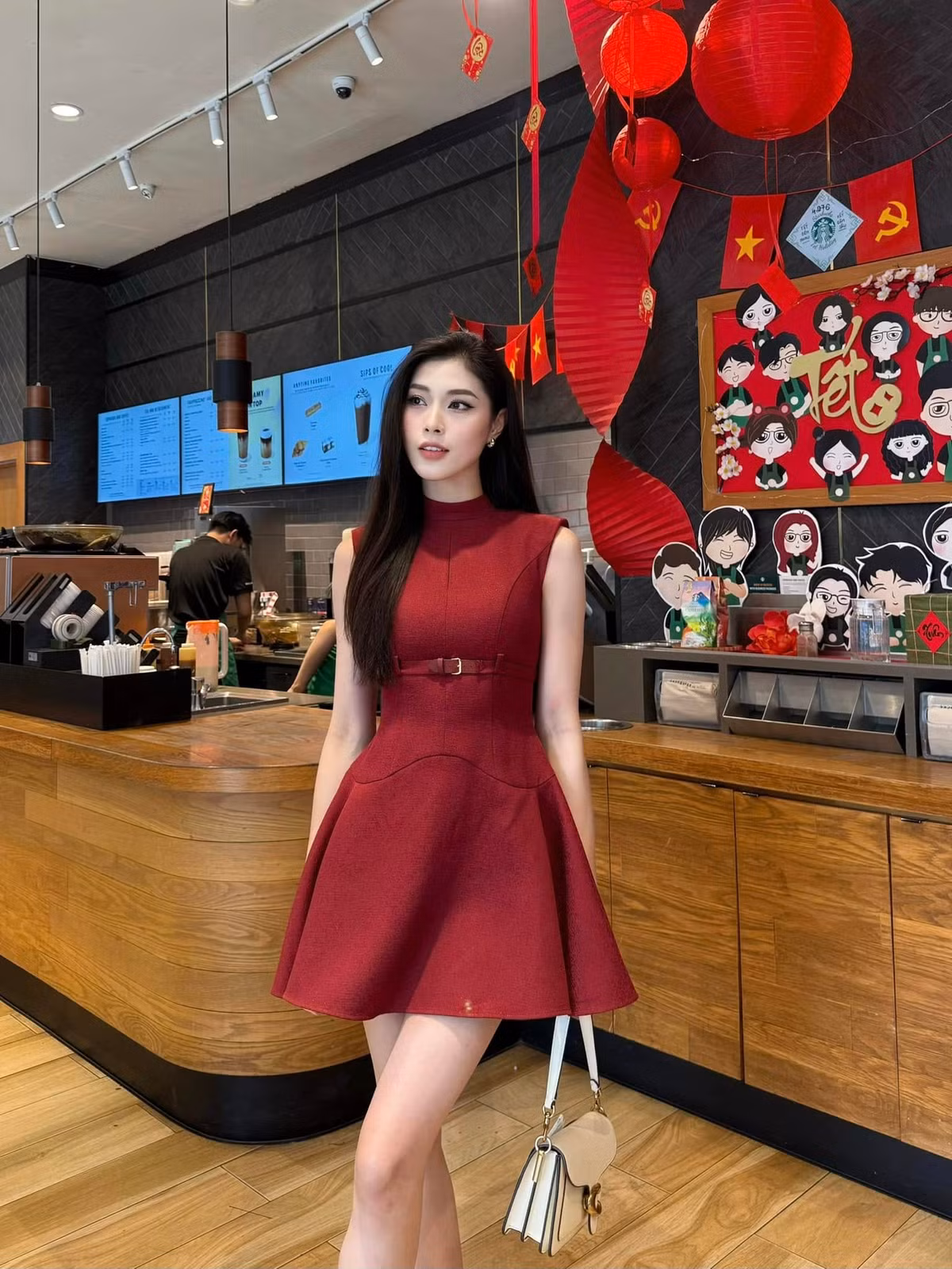 Nhiều người không khỏi xuýt xoa trước nhan sắc nàng hoa khôi bóng chuyền: "Mê cái nhan sắc này quá", "uầy nhìn là thấy Tết về rồi", "xinh quá vậy".