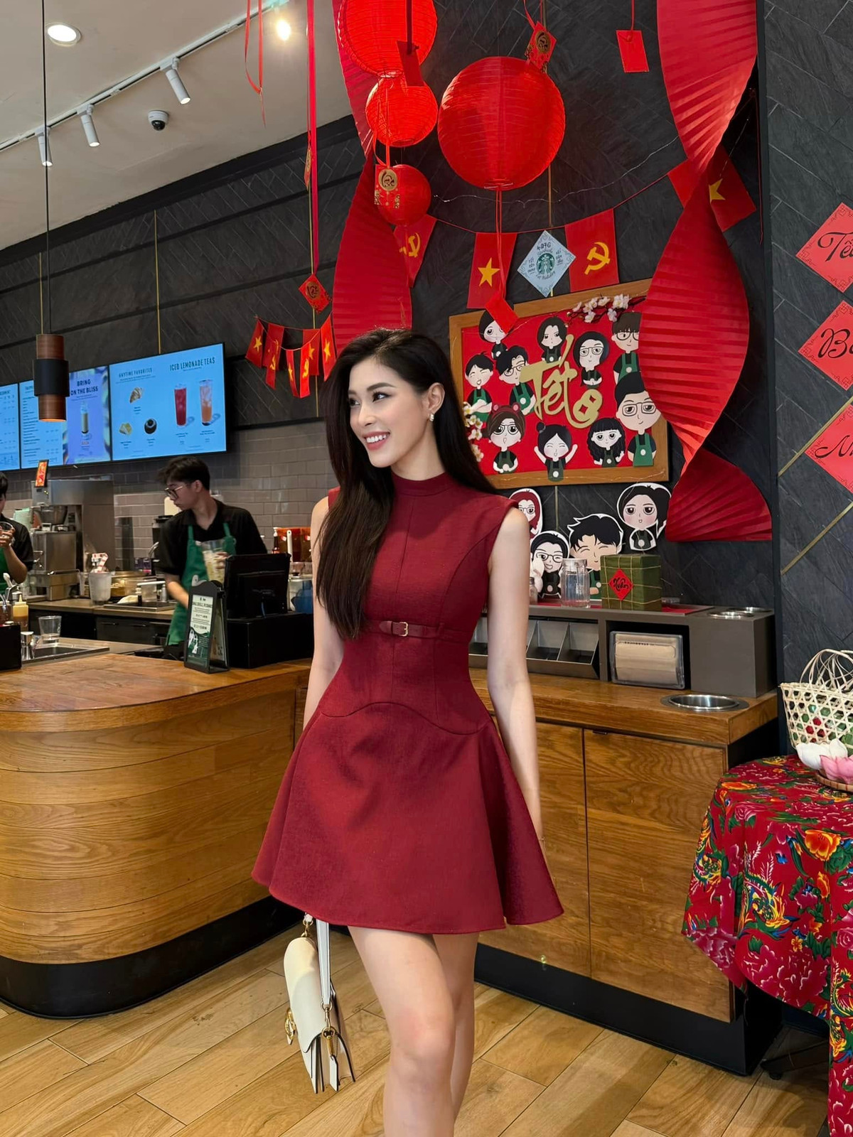 Đặng Thu Huyền (SN 2002, Hà Nội) chơi bóng chuyền từ năm 11 tuổi và tham gia các giải trẻ khi 14 tuổi. Trong suốt sự nghiệp của mình, cô được nhiều người biết đến với danh hiệu "hoa khôi bóng chuyền" nhờ gương mặt xinh đẹp cùng chiều cao 1,76m.