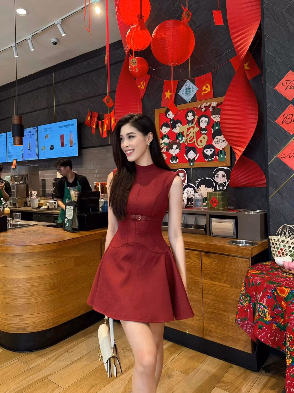 Đặng Thu Huyền (SN 2002, Hà Nội) chơi bóng chuyền từ năm 11 tuổi và tham gia các giải trẻ khi 14 tuổi. Trong suốt sự nghiệp của mình, cô được nhiều người biết đến với danh hiệu "hoa khôi bóng chuyền" nhờ gương mặt xinh đẹp cùng chiều cao 1,76m.