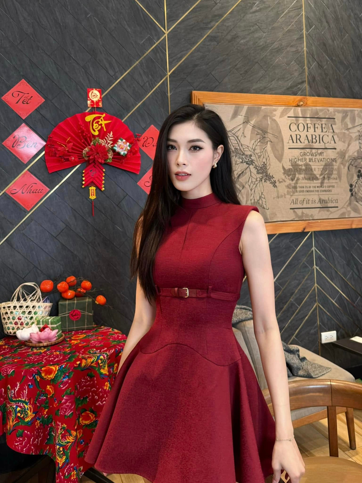 Mới đây, cô nàng vừa đăng tải lên trang cá nhân loạt hình ảnh đậm chất không khí Tết. Trong thiết kế váy đỏ thắm, Thu Huyền đã thu hút rất nhiều sự chú ý ngay khi đăng ảnh không lâu.