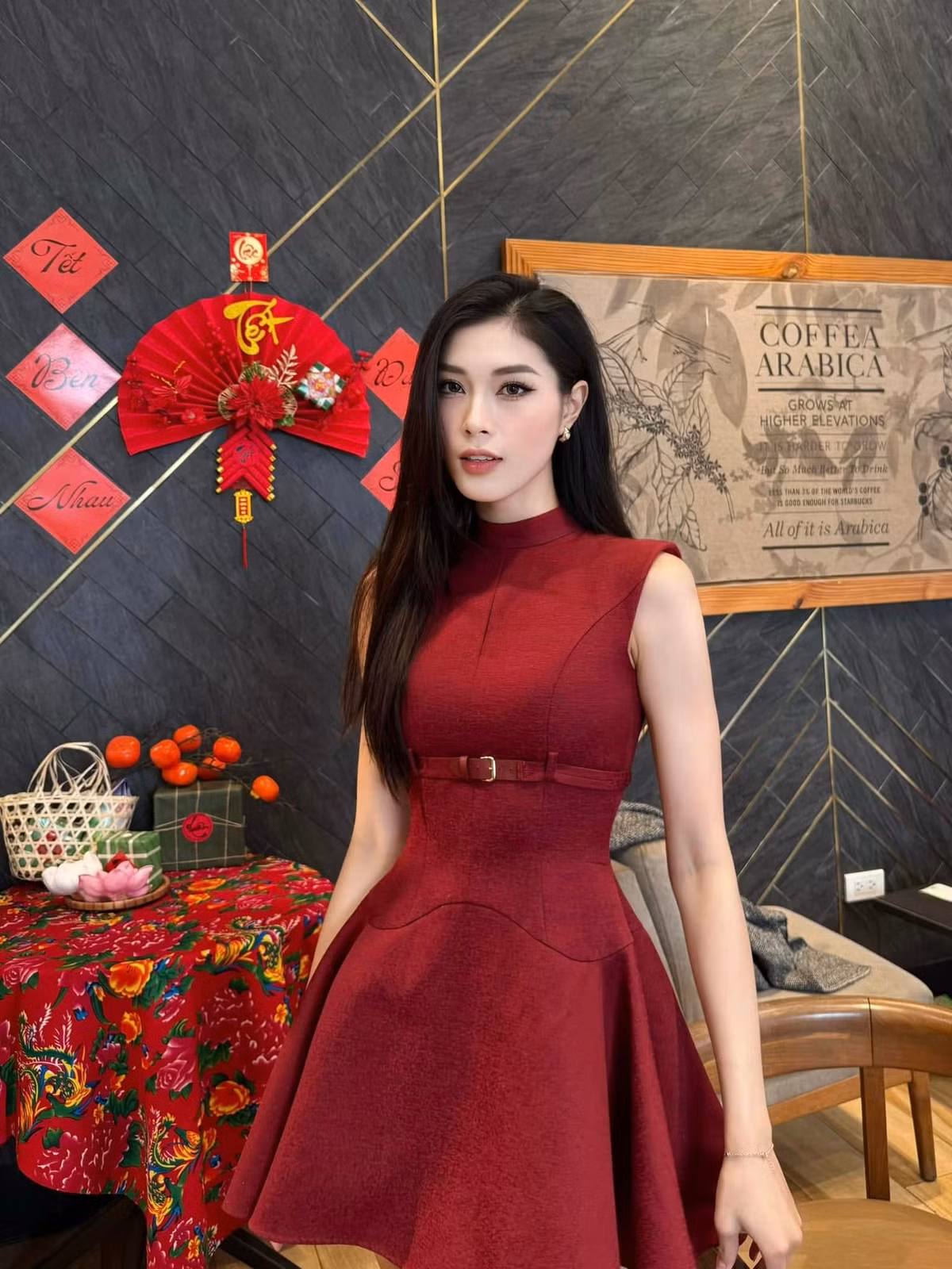 Mới đây, cô nàng vừa đăng tải lên trang cá nhân loạt hình ảnh đậm chất không khí Tết. Trong thiết kế váy đỏ thắm, Thu Huyền đã thu hút rất nhiều sự chú ý ngay khi đăng ảnh không lâu.