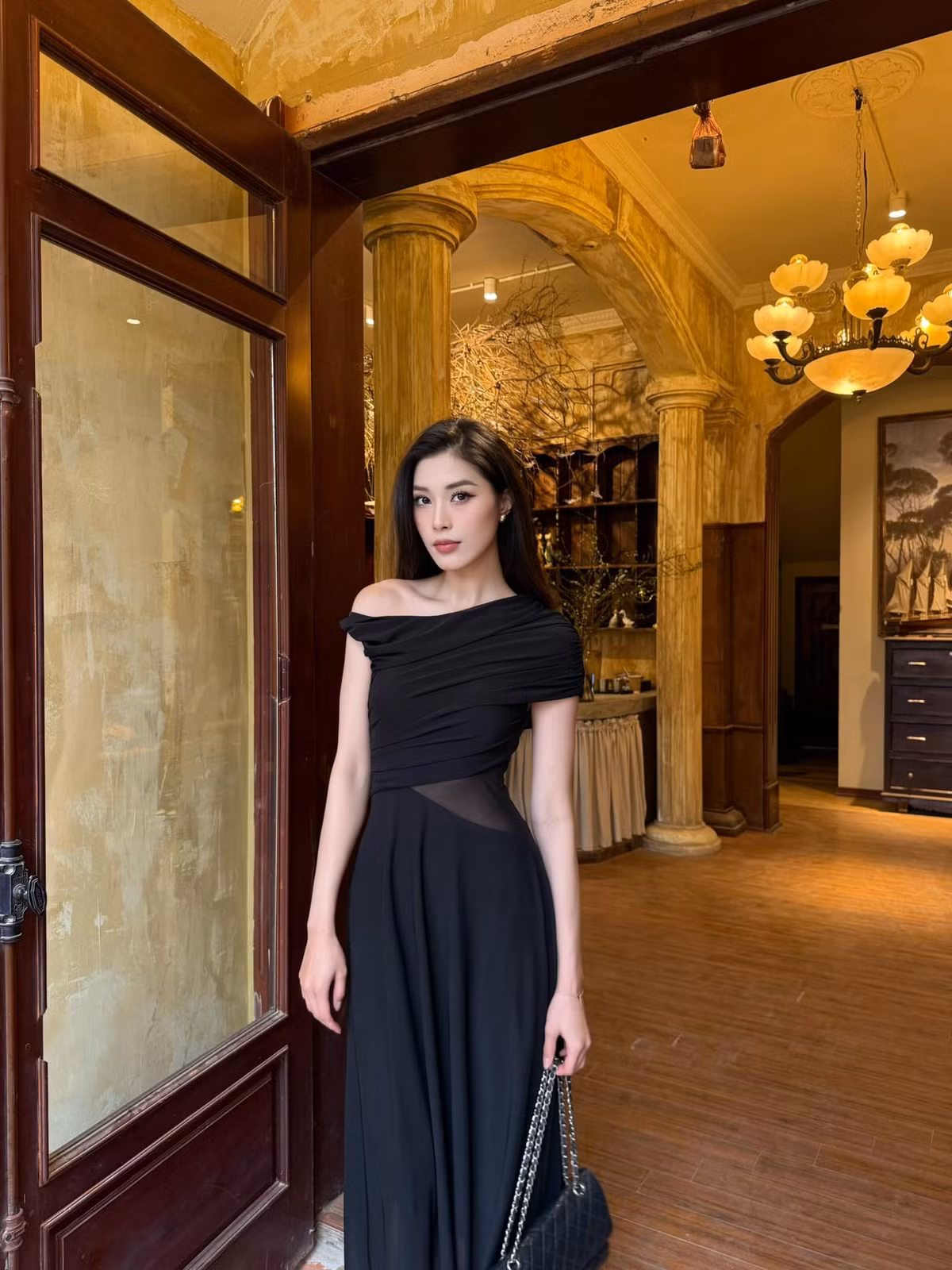 Cựu vận động viên theo học Đại học Kinh doanh và Công nghệ Hà Nội, đồng thời làm MC, biên tập viên truyền hình, chuyên dẫn các chương trình thể thao.