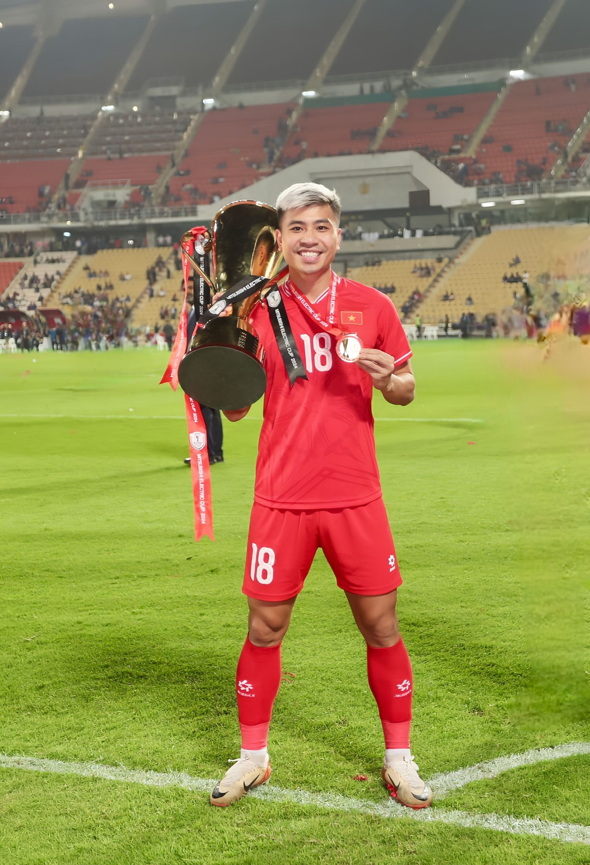 Đinh Thanh Bình hòa chung nhịp đập với không khí ăn mừng của tuyển Việt khi đăng ảnh check-in trên sân cỏ.