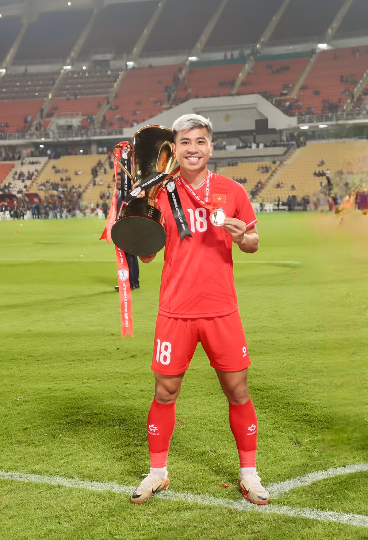 Đinh Thanh Bình hòa chung nhịp đập với không khí ăn mừng của tuyển Việt khi đăng ảnh check-in trên sân cỏ.