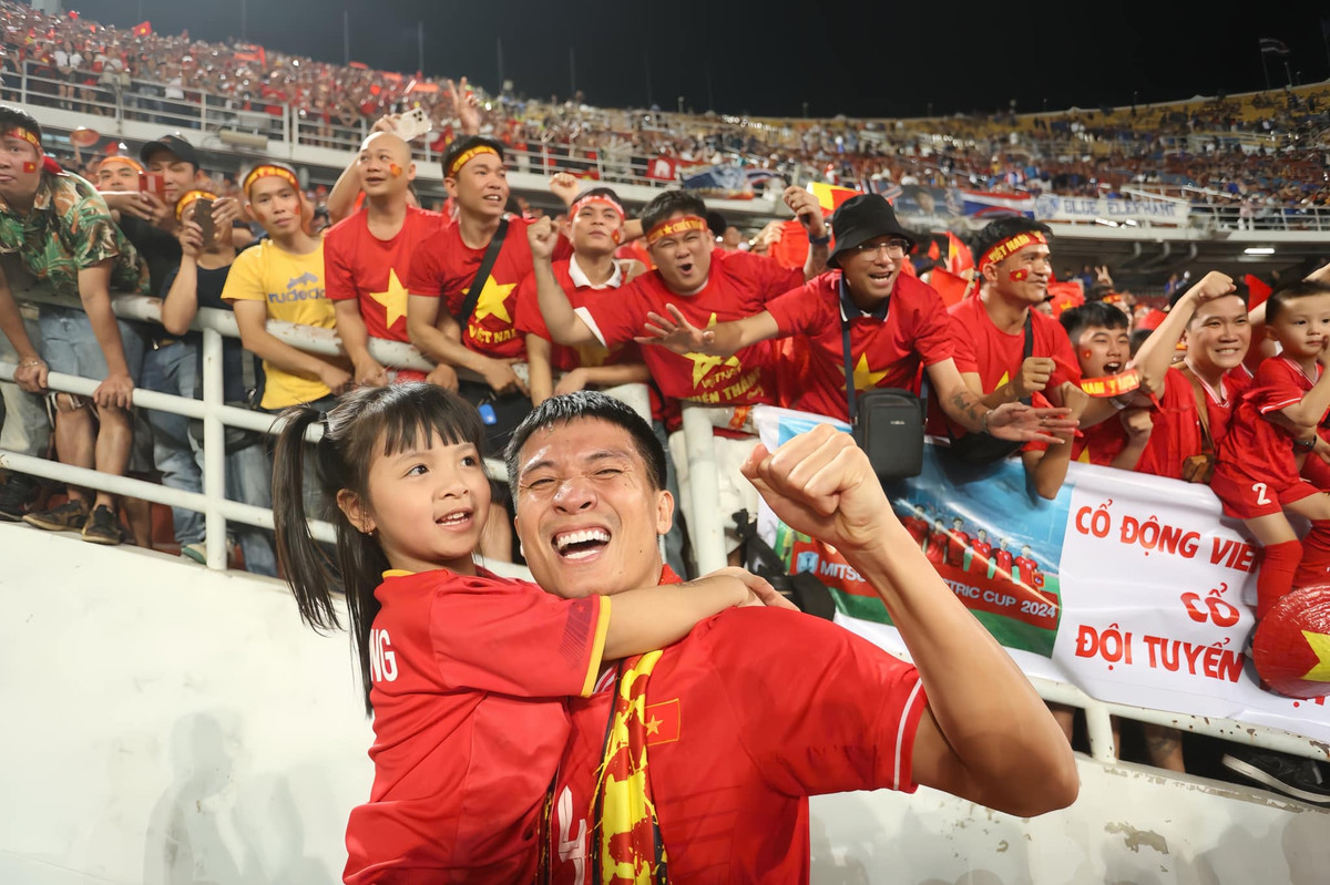 Bùi Tiến Dũng và khoảnh khắc bế con gái ngay sau khi kết thúc trận đấu.