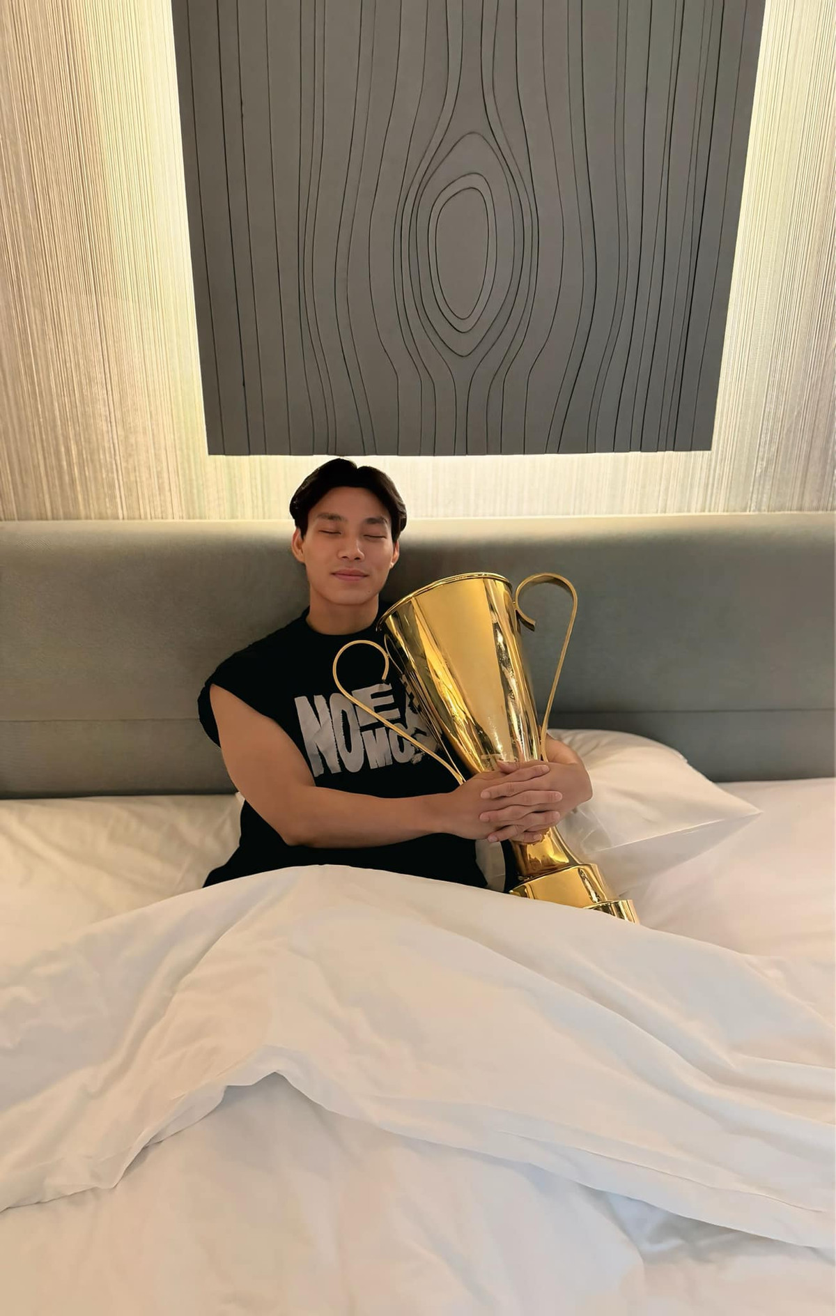 Vũ Văn Thanh cũng tranh thủ check-in với Cup vàng: "Ko nói nhiều. Việt Nam Vô Địch".