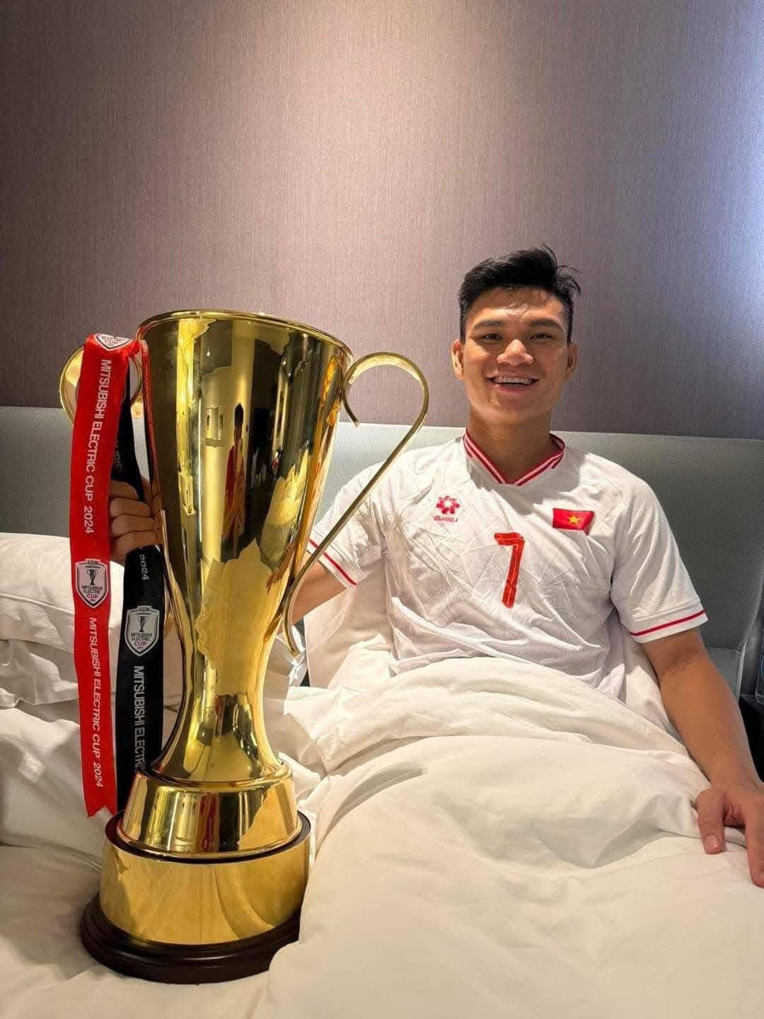 Phạm Xuân Mạnh không giấu nổi niềm vui khi mang cả Cup lên giường...