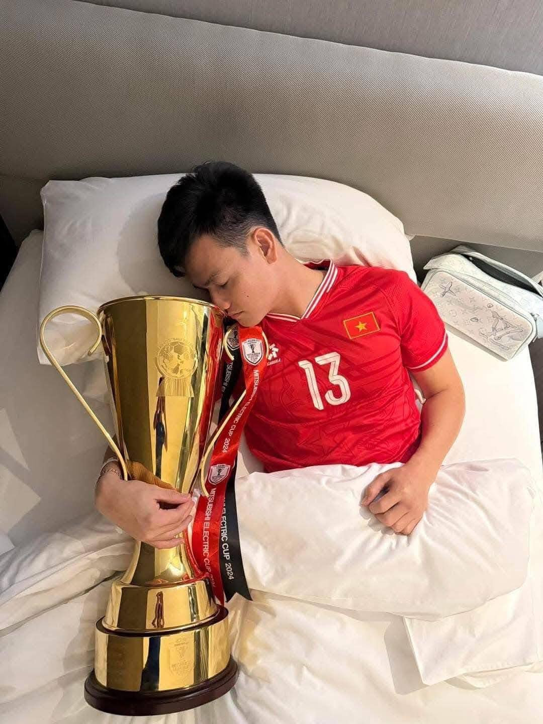 Hồ Tấn Tài hài hước đăng ảnh ngủ cùng Cup với dòng trạng thái: "Hương thơm đậm đà".