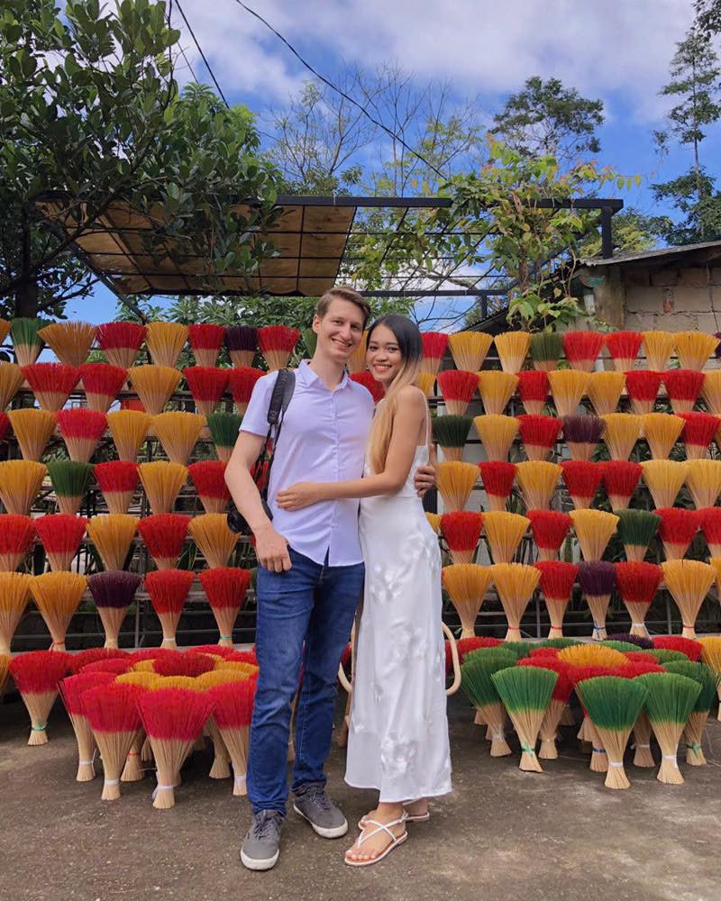 Trong những video đó, Heiko (SN 1991) hòa nhập với văn hóa của người dân bản địa nơi vợ sinh sống. Anh chàng bưng cỗ, dọn bát đũa, không nề hà bất cứ chuyện gì. Chính những hành động "dân dã" khó khiến cộng đồng mạng cảm thấy vô cùng thiện cảm.