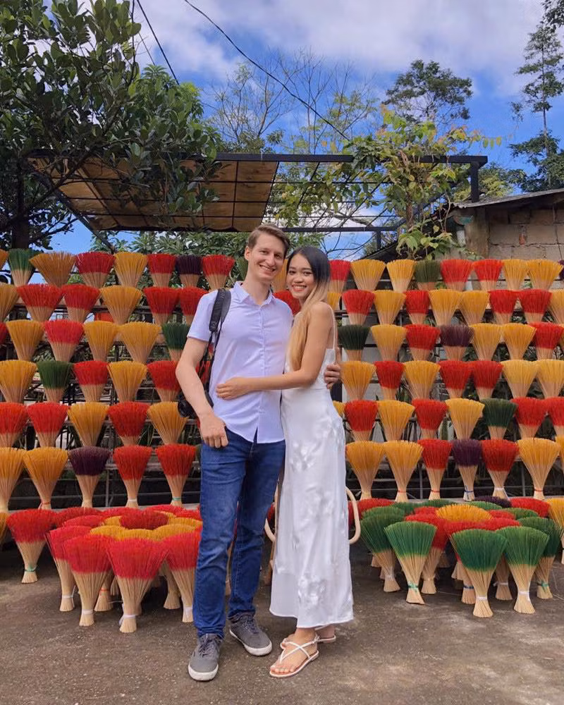 Trong những video đó, Heiko (SN 1991) hòa nhập với văn hóa của người dân bản địa nơi vợ sinh sống. Anh chàng bưng cỗ, dọn bát đũa, không nề hà bất cứ chuyện gì. Chính những hành động "dân dã" khó khiến cộng đồng mạng cảm thấy vô cùng thiện cảm.