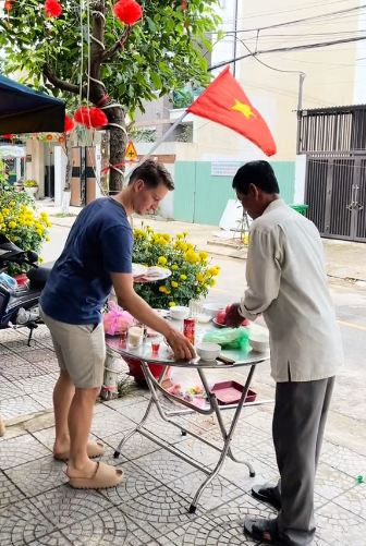 Trong nhiều video được đăng tải, Thảo dạy chồng nói tiếng Việt. Sự cố gắng dễ thương của Heiko khiến người xem vô cùng thích thú.