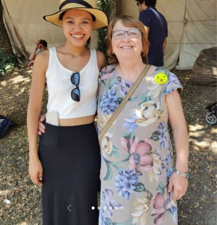 Thảo có mối quan hệ thân thiết với gia đình mẹ chồng. Trong video đăng tải, cô nàng cho thấy được mẹ chồng rất yêu quý.