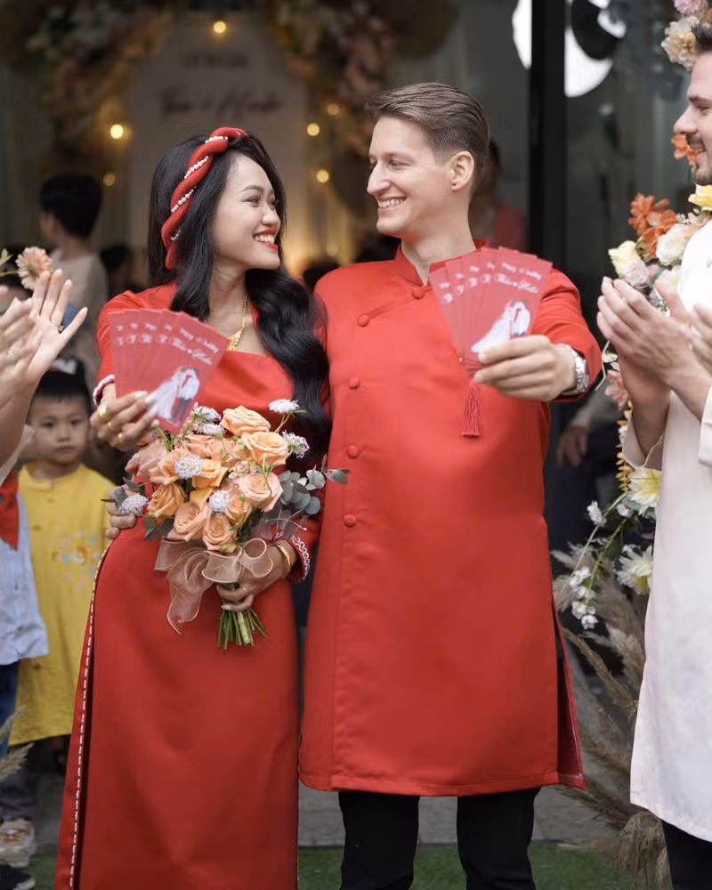 Sau 1 tháng trò chuyện qua mạng, cặp đôi chính thức hẹn hò dù chưa một lần gặp gỡ. 6 tháng sau, Heiko mới xin được visa tới Việt Nam gặp Thảo.