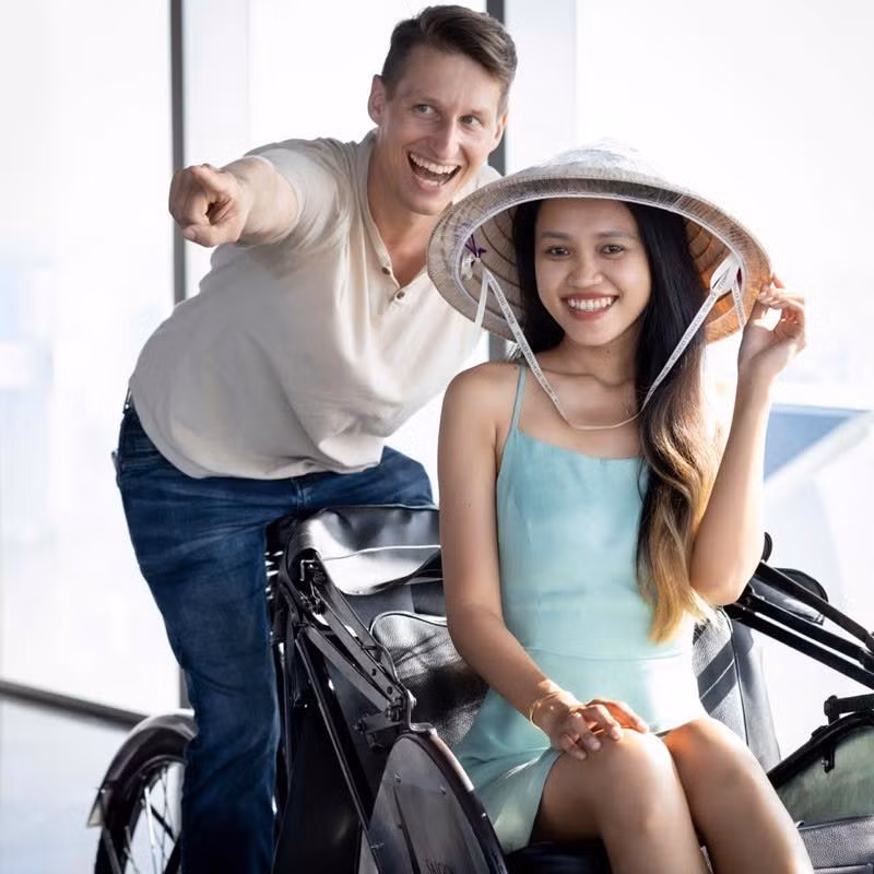 Hình ảnh chàng rể Tây về quê bố vợ ăn giỗ, theo vợ dự đám cưới truyền thống Việt Nam... thu hút rất nhiều sự chú ý.