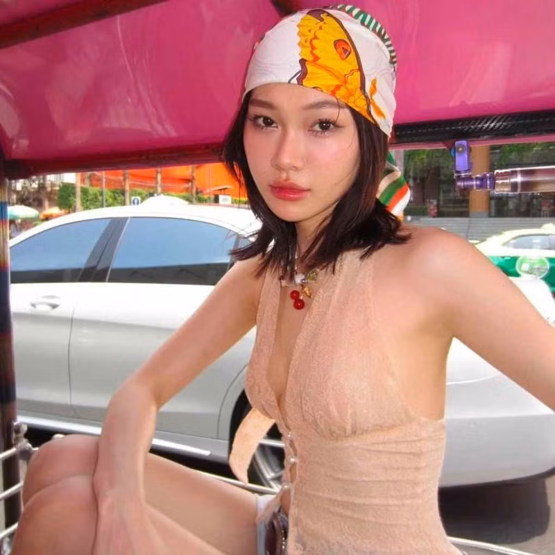 Ly Phạm (SN 2001, Lai Châu) là một hot girl mạng được nhiều người biết đến. Cô nàng thường làm những video liên quan đến thời trang, phối đồ.