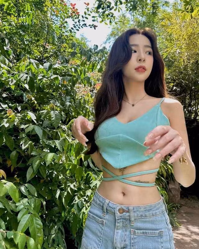 ammy Phạm nổi tiếng theo đuổi hình tượng nóng bỏng, gợi cảm. Bên ngoài, người đẹp tự tin diện trang phục có phần thiết kế táo bạo, nửa kín nửa hở.