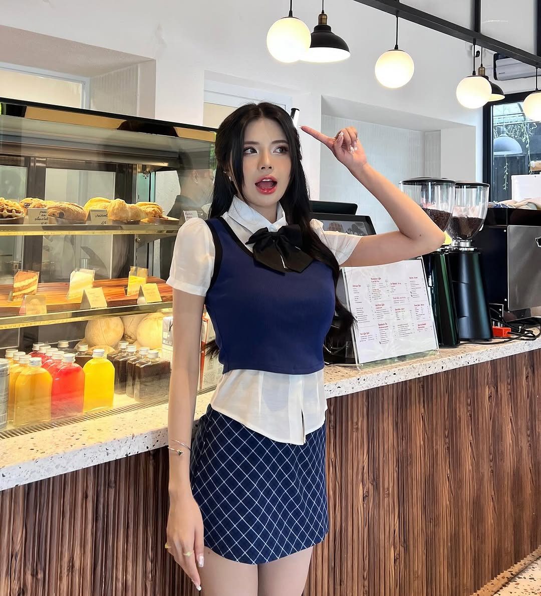 Mai Dora không ngại thử mình theo nhiều phong cách khác nhau, lúc thì năng động, lúc lại gợi cảm quyến rũ.