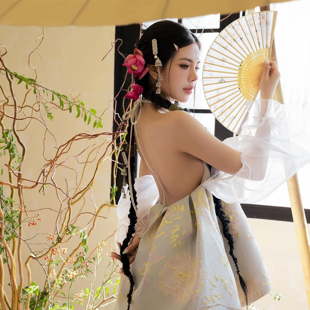 Mai Dora trong loạt ảnh đón Tết với thiết kế váy yếm, khoe trọn lưng trần.