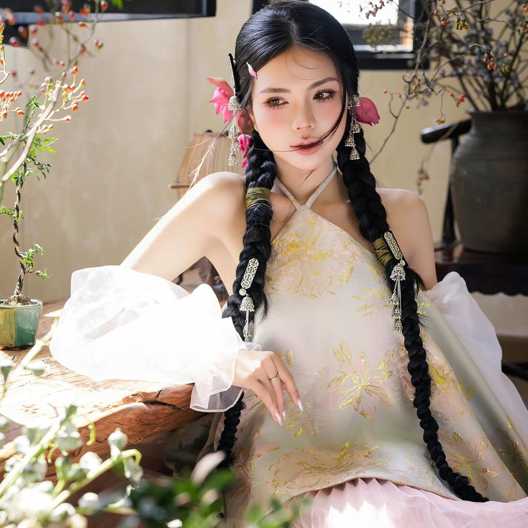 Cô nàng sở hữu thân hình mảnh mai với bờ xương quai xanh quyến rũ.