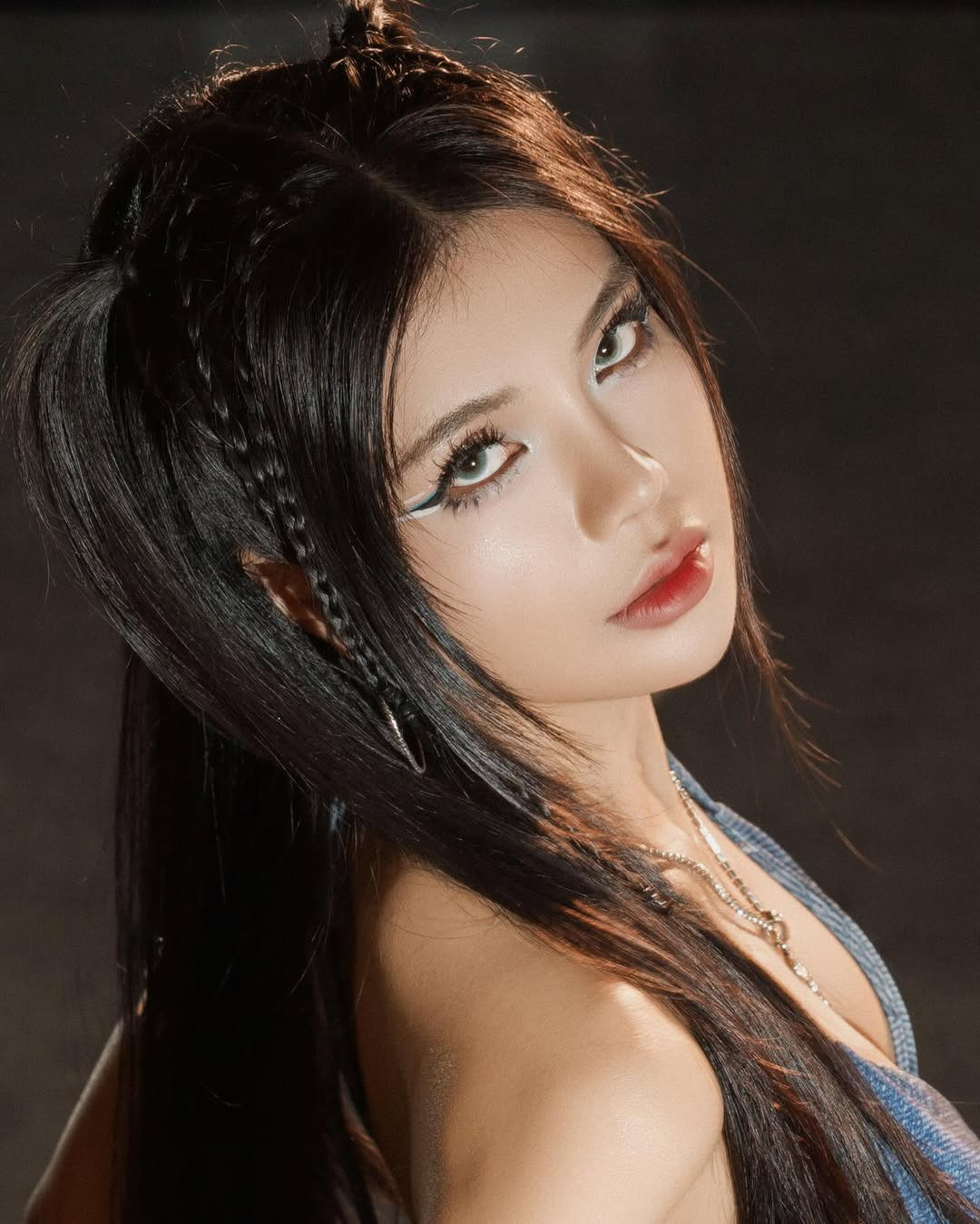 Nàng MC sở hữu đôi mắt có hồn với ánh nhìn vô cùng sắc sảo. Diện chiếc bra xanh, cô nàng lựa chọn lối make-up có cùng tone màu ấn tượng.