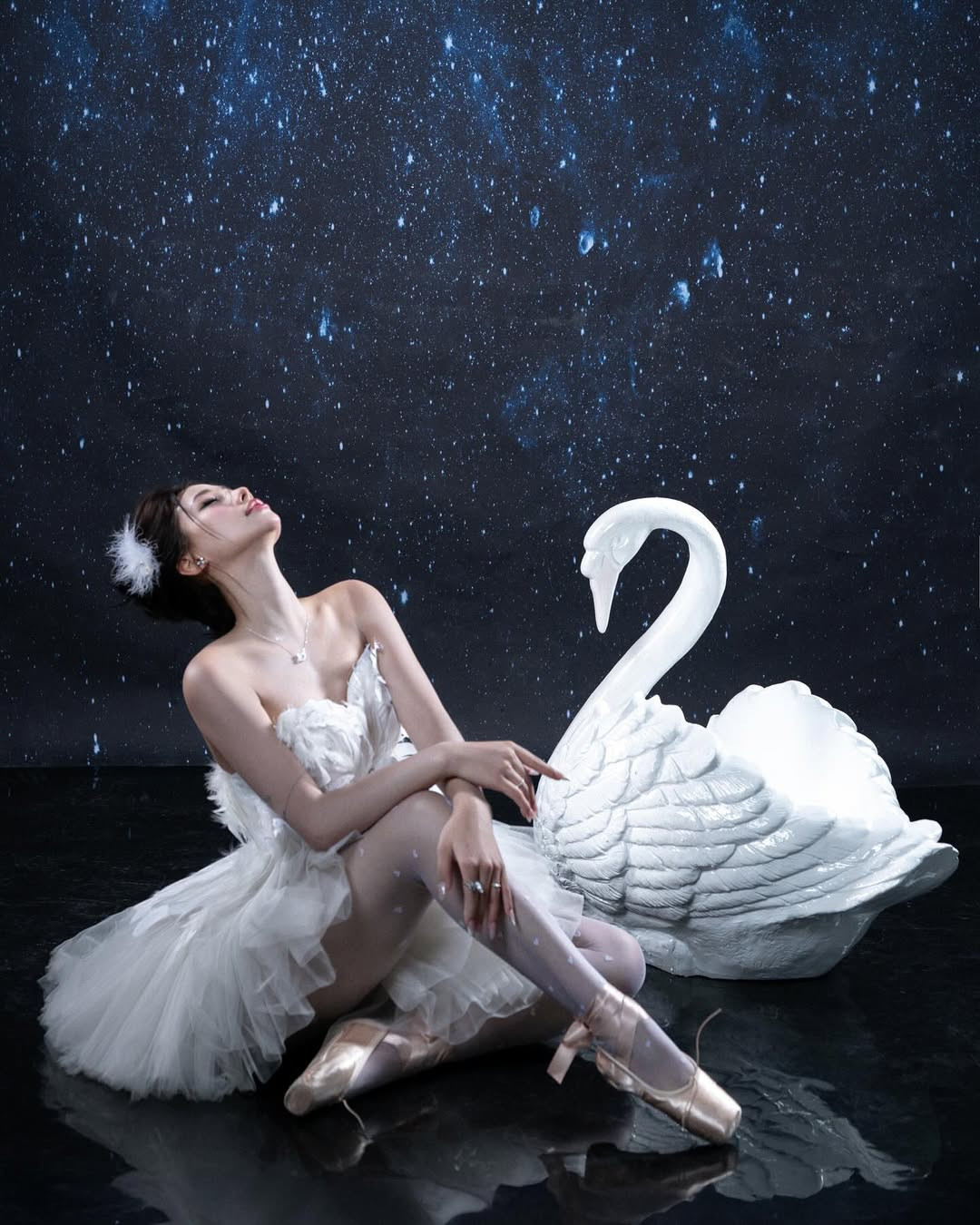 Ban đầu chỉ là những hình ảnh về cuộc sống hàng ngày với anh bạn trai lâu năm Paul Lê, đến hiện tại, cô nàng tự tin đu trend, thực hiện nhiều bộ ảnh nghệ thuật.