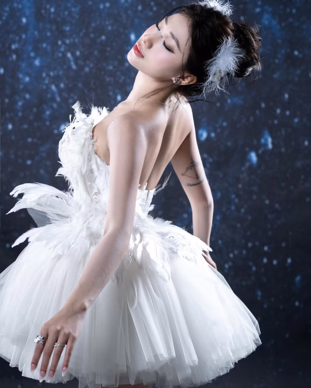 Như mới đây trên trang cá nhân, cô nàng vừa đăng tải loạt ảnh hóa thân thành nàng thiên nga trắng.