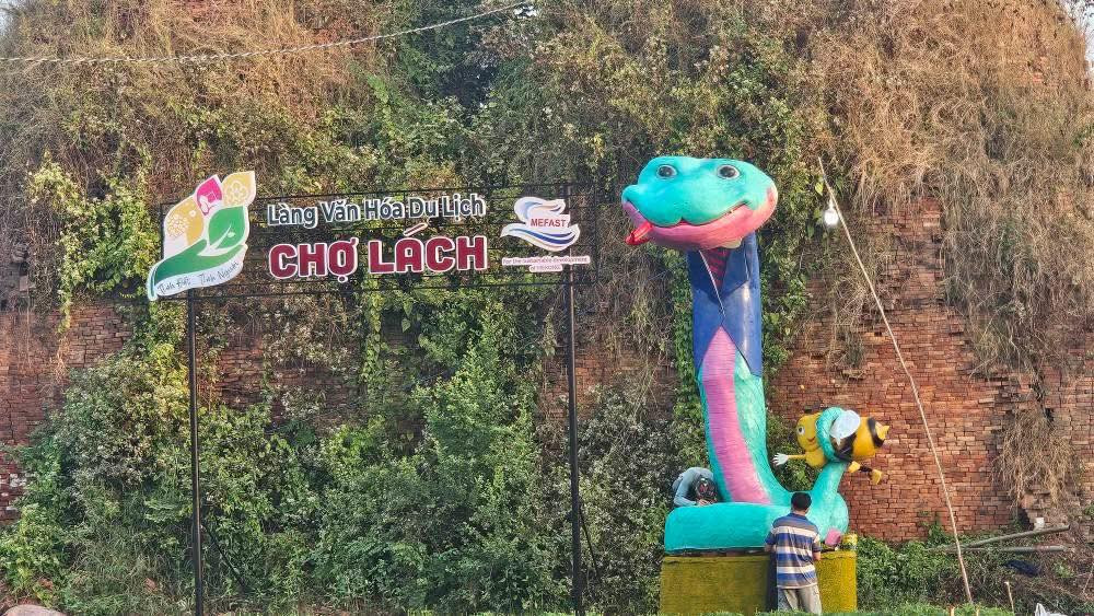 Nhiều người đã bày tỏ cảm xúc khi thấy mô hình chú rắn này: "Ôi linh vật xấu nhất năm gọi tên bé Na này rồi", "nhìn cũng tổng tài nhưng không đáng kể haha", "nhìn qua thì thấy xấu nhưng nhìn lâu thì cũng đáng yêu nha".