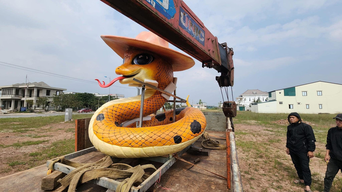 Theo quan sát, "bé Na" uốn lượn mềm mại, đầu đội mũ, lưỡi thè ra, đôi mắt to xinh xắn.