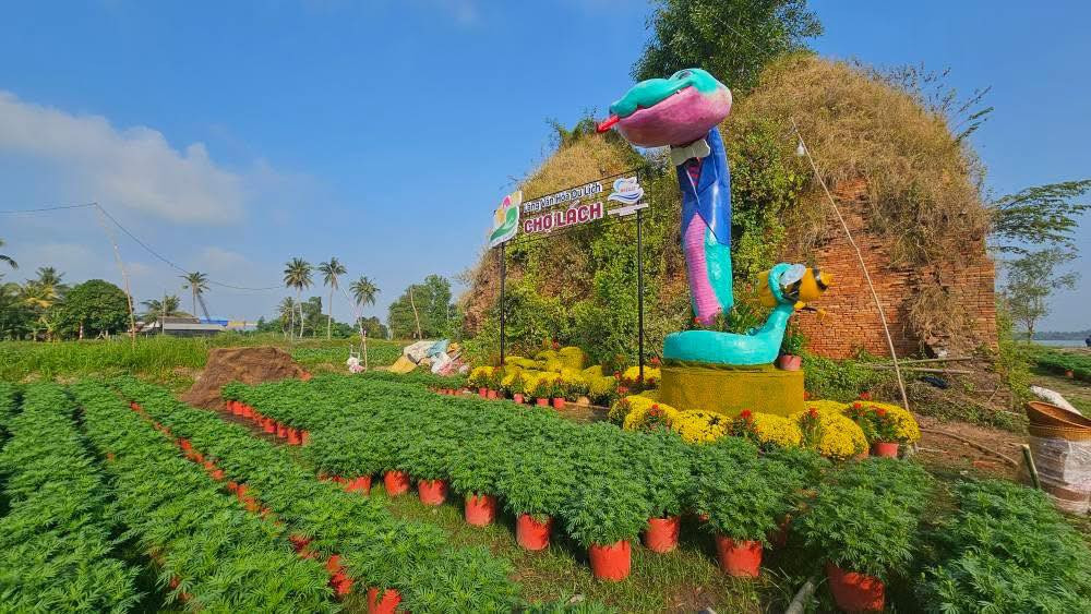 Đặc biệt kết hợp với gương mặt có biểu cảm lơ ngơ với chiếc lưỡi nhỏ thè ra ngoài khiến chú rắn không hề trông đáng sợ mà vô cùng đáng yêu.