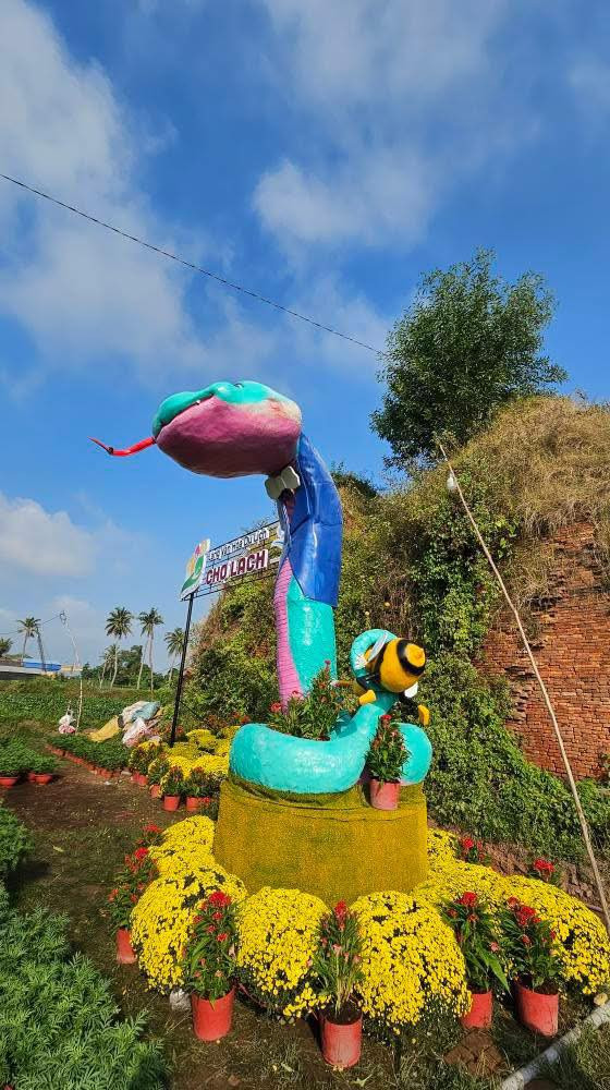 Tuy nhiên các phối màu sặc sỡ khiến chú rắn này bớt nghiêm túc hơn hẳn mà trông có vẻ...hơi ngáo.