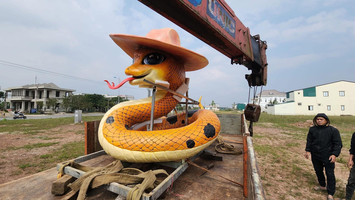 Linh vật rắn lần này cũng do chính tay nghệ nhân Đinh Văn Tâm - người từng "làm mưa làm gió" cộng đồng nhiều năm trước với các linh vật hổ, mèo, rồng tại Quảng Trị và một số tỉnh thành khác.