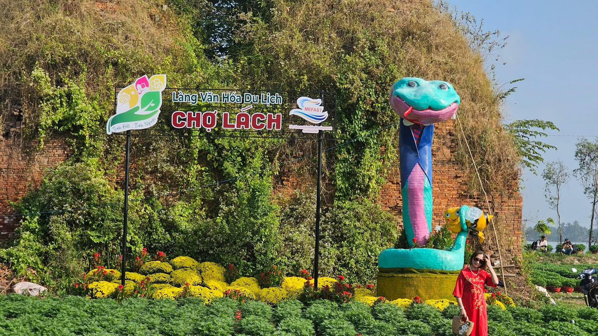 Mô hình này được đặt ở làng văn hóa du lịch Chợ Lách.