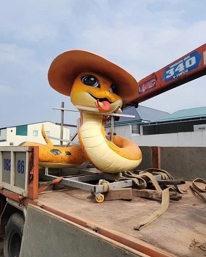 Trước đó, hình ảnh về linh vật năm Ất Tỵ tại Quảng Trị cũng khiến nhiều người chia sẻ vì quá đáng yêu.