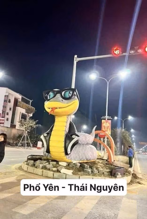 Chú rắn "thị phi" ở Phổ Yên - Thái Nguyên gặp nhiều tranh cãi về ngoài hình.