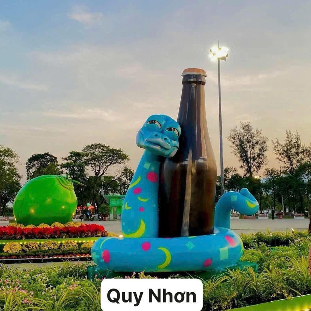 Linh vật rắn "say xỉn" ở Quy Nhơn.
