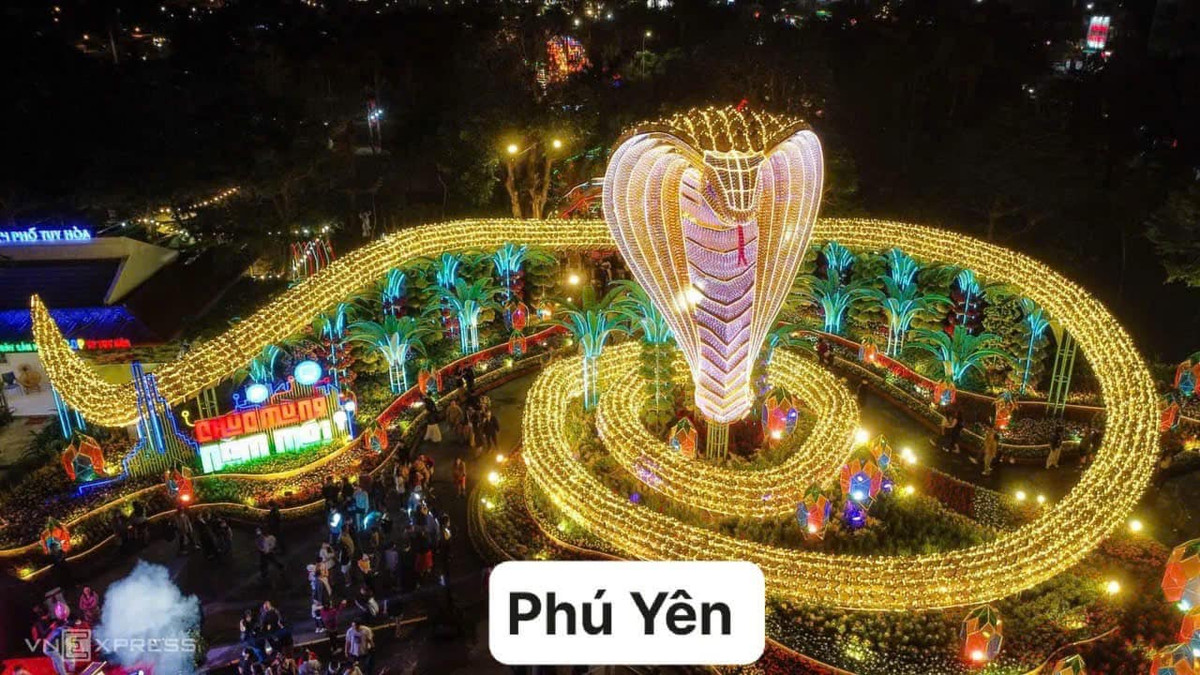 Tại Phú Yên, linh vật rắn hổ mang chúa - Kim Tỵ Phú Quý, tại đường hoa Xuân Ất Tỵ 2025 có chiều cao gần 11 m, dài 135 m được lấy ý tưởng từ chủ đề chuyển đổi số, trí tuệ nhân tạo và ứng dụng điện toán đám mây.