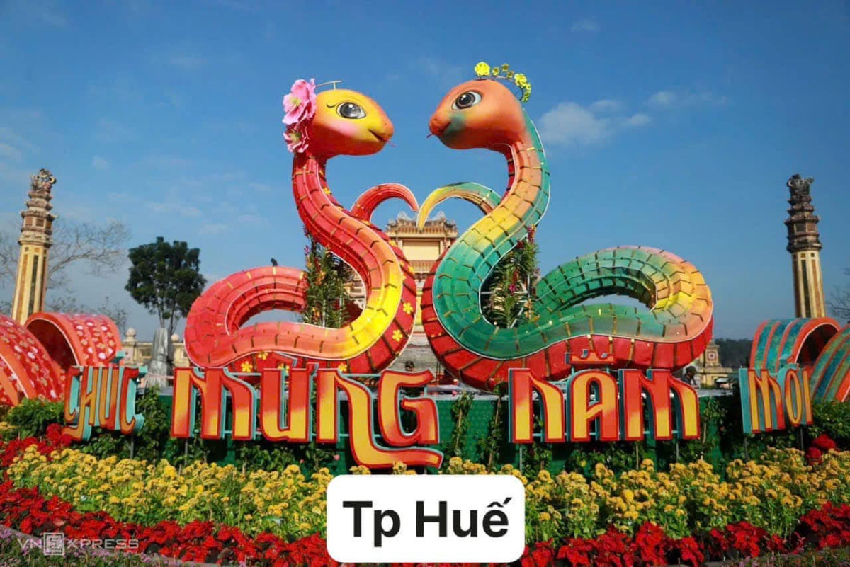 Đôi linh vật rắn màu đỏ cao 4,7 m, linh vật rắn màu xanh cao 4,9 m được đặt công viên trường Quốc học Huế, TP Huế. Thiết kế lấy cảm hứng từ Cửu Đỉnh – bộ đỉnh đồng được coi là biểu tượng của quyền uy triều Nguyễn, kết tinh tinh hoa văn hóa và lịch sử Việt Nam.