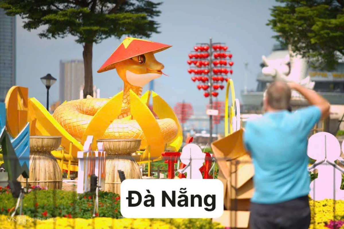 Tại bờ Đông cầu Rồng, quận Sơn Trà, một linh vật rắn ngộ nghĩnh, đầu đội nón lá in hình cờ đỏ sao vàng được trang trí ở khuôn viên nằm giữa cầu Rồng và cầu Tình yêu.