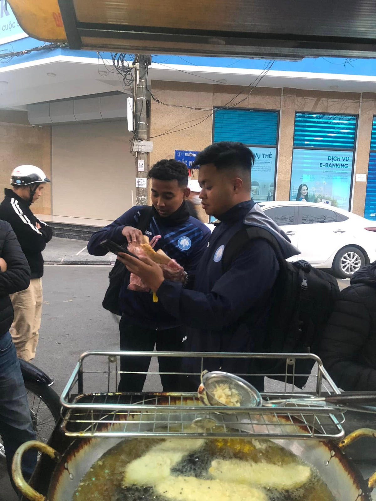 Nhiều người còn hài hước gọi Xuân Son là "gương mặt đại diện của hàng chuối chiên", vì nhờ anh mà rất nhiều người tìm đến để được thử món ăn dân dã này.