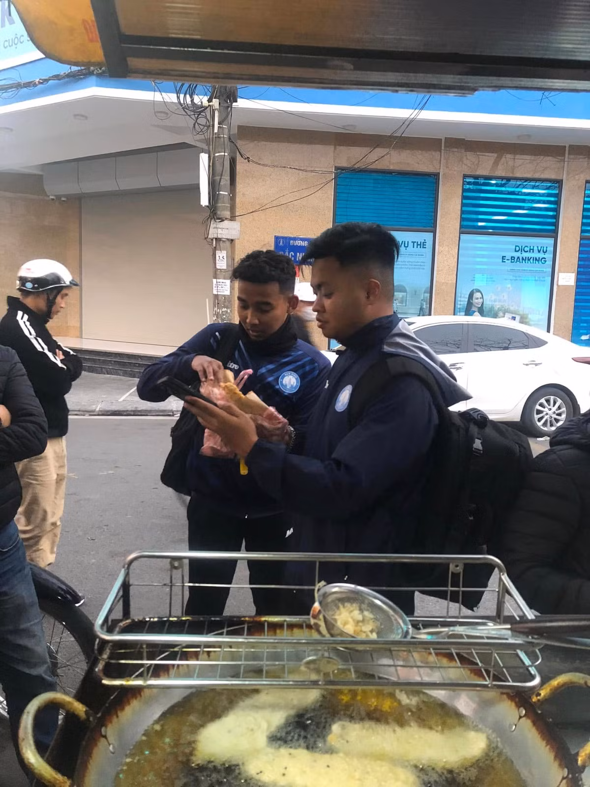 Nhiều người còn hài hước gọi Xuân Son là "gương mặt đại diện của hàng chuối chiên", vì nhờ anh mà rất nhiều người tìm đến để được thử món ăn dân dã này.