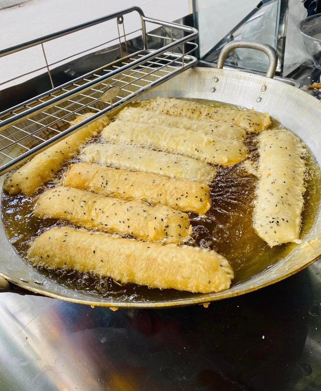 Được biết, gia đình cầu thủ Xuân Son là khách quen của quán chuối chiên hơn 1 năm qua. Trừ những khi thi đấu xa nhà, gần như ngày nào, tiền đạo của tuyển Việt Nam cũng đến mua bánh chuối chiên hoặc đặt qua điện thoại chuyển đến tận nhà.