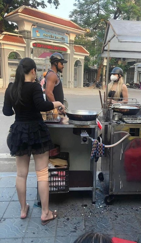 Trước đó, sau trận bán kết trên sân Việt Trì, hình ảnh Xuân Son chở bà xã đi xe máy, mặc những bộ quần áo giản dị, đứng chờ mua bánh chuối đã thu hút rất nhiều sự chú ý của netizen.