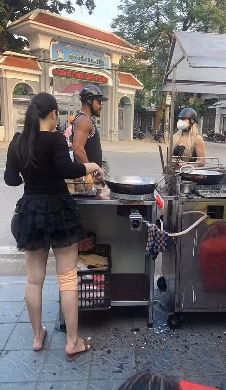 Trước đó, sau trận bán kết trên sân Việt Trì, hình ảnh Xuân Son chở bà xã đi xe máy, mặc những bộ quần áo giản dị, đứng chờ mua bánh chuối đã thu hút rất nhiều sự chú ý của netizen.